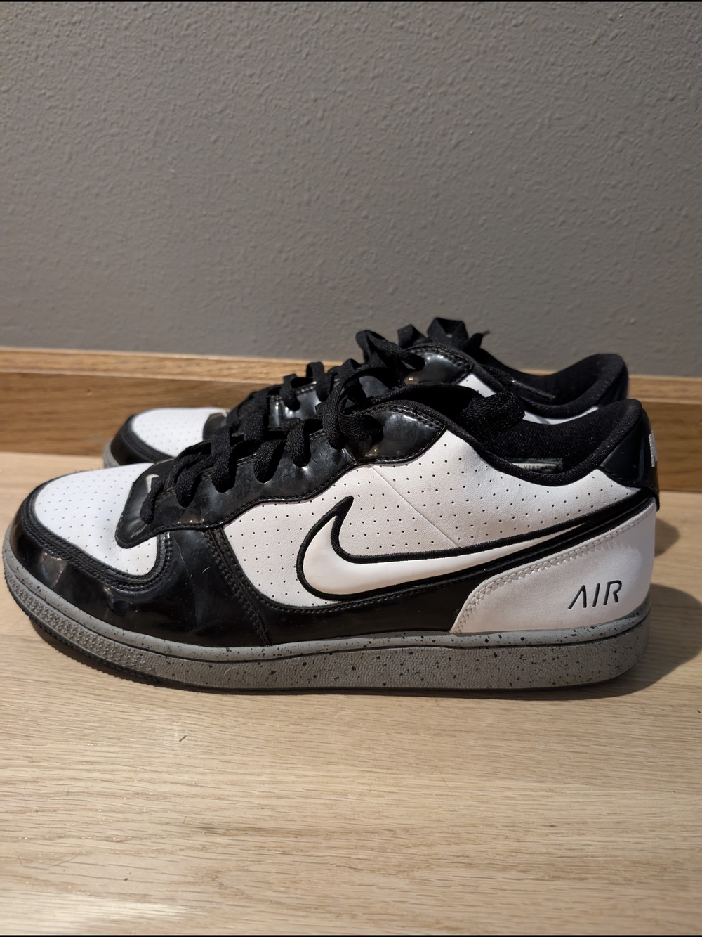 Nike Air Low-Top Sneakers in Black & White